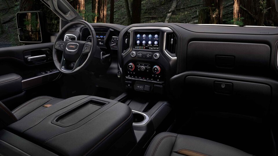GMC Sierra HD AT4 2023 : intérieur avant.