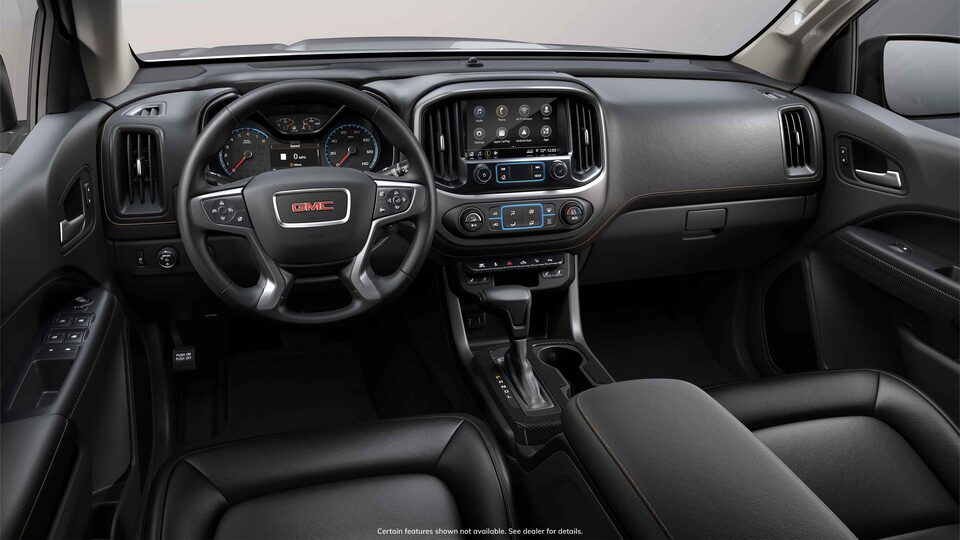 Intérieur avant du GMC Canyon 2022 en noir jais et sièges avant garnis de cuir Kalahari.