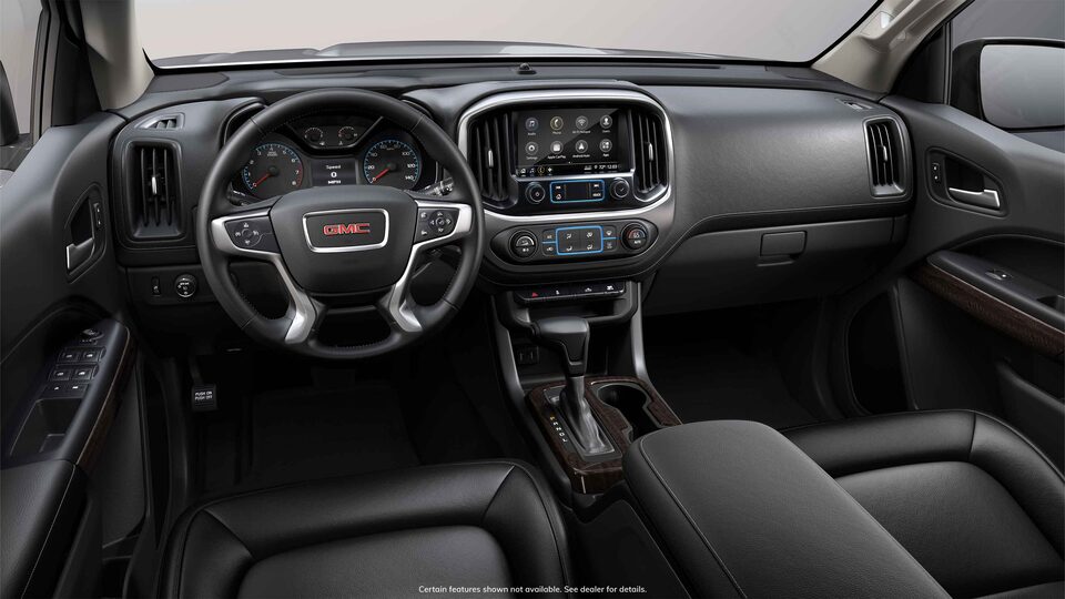 Intérieur avant du GMC Canyon 2022 en sièges avant garnis de cuir noir jais.