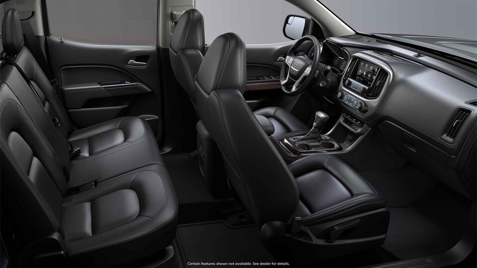 Vue latérale de l'intérieur avant du GMC Canyon 2022 en ièges avant garnis de cuir noir jais.