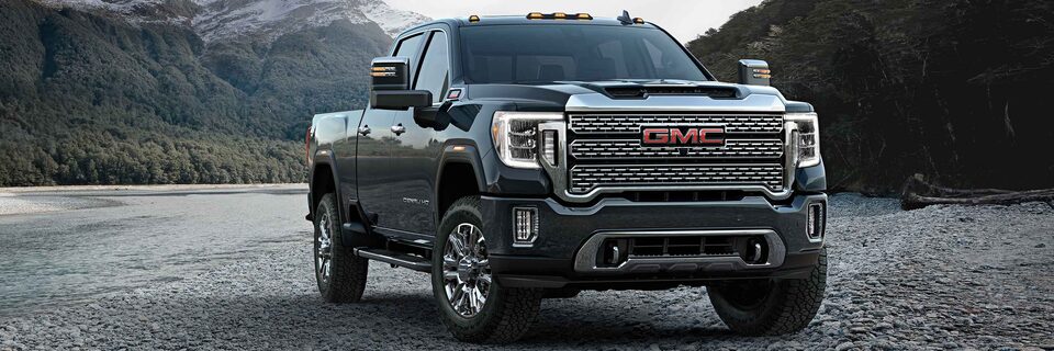 GMC Sierra HD Denali 2022 stationnée à l'extérieur.