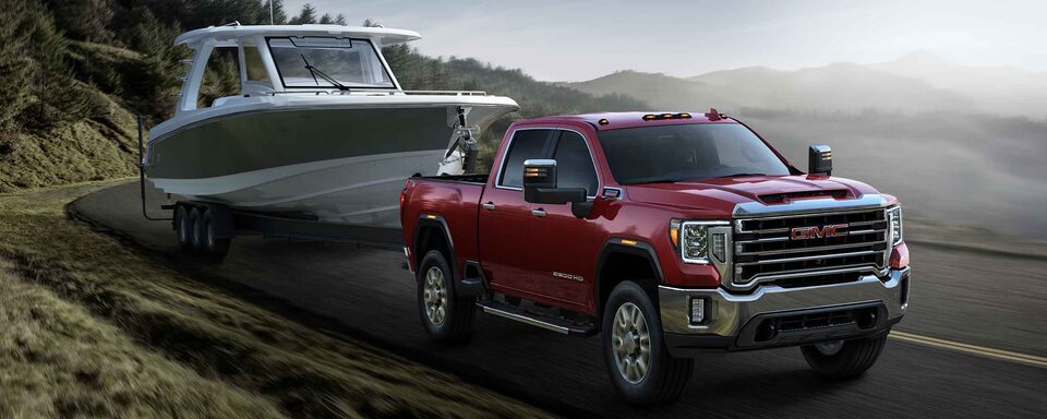 Le pick-up poids lourd de nouvelle génération GMC Sierra 2022 sur la route.