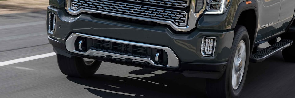GMC Sierra HD Denali 2023 stationnée à l'extérieur.