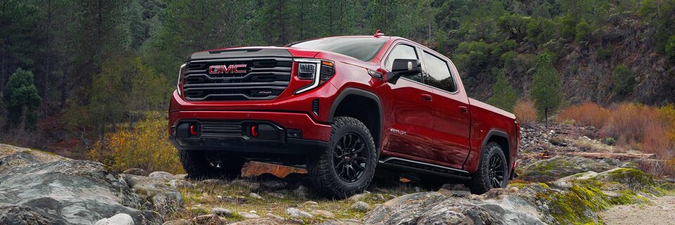 GMC Sierra AT4X 2023 sur un terrain rocailleux.