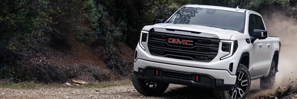 GMC Sierra 1500 AT4 2023 en conduite hors route.