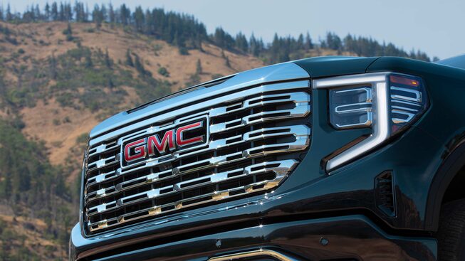Vue rapprochée de la calandre du GMC Sierra 1500 Denali 2023.