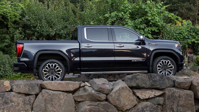 Vue latérale avant côté passager du GMC Sierra 1500 Denali 2023.