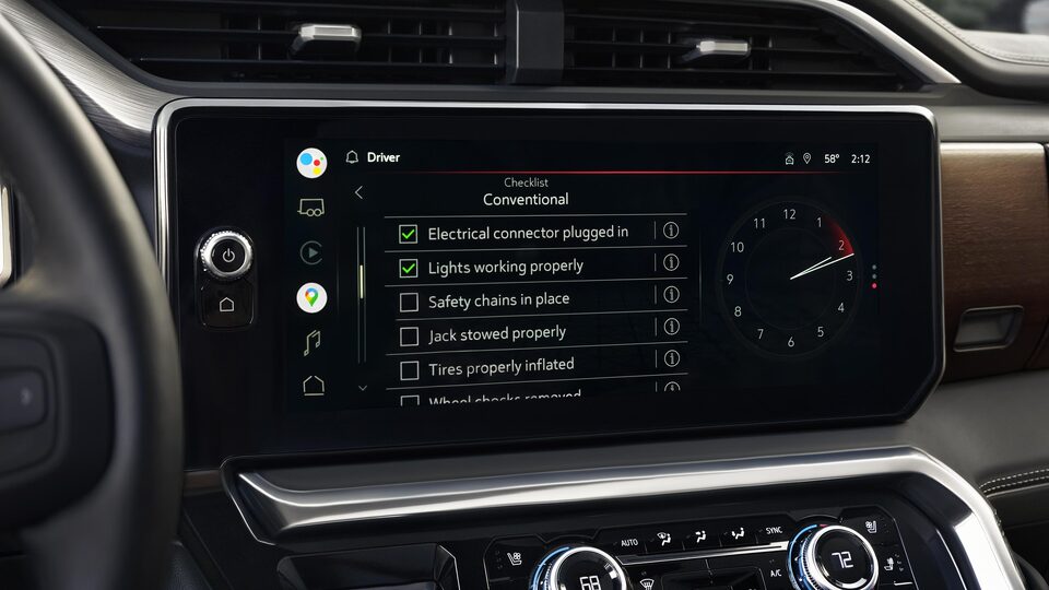 Liste de vérification de sécurité sur le système d’infodivertissement du GMC Sierra 1500.