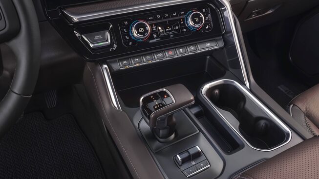 Sierra 1500 Denali 2023 : levier de vitesses.