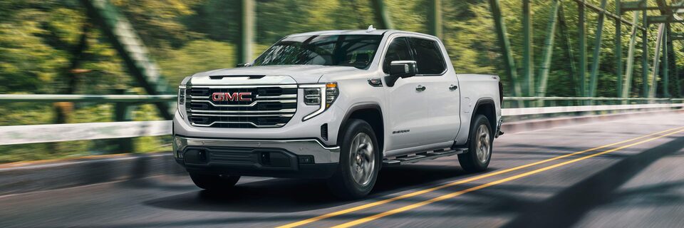 Vue latérale du GMC Sierra 1500 2023 sur la route.