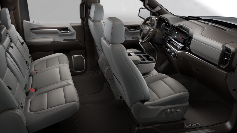 Vue latérale de l'intérieur avant du GMC Sierra 1500 2023 en noyer foncé et ardoise.