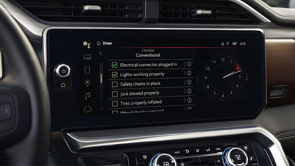 Liste de vérification de sécurité sur le système d’infodivertissement du GMC Sierra 1500.