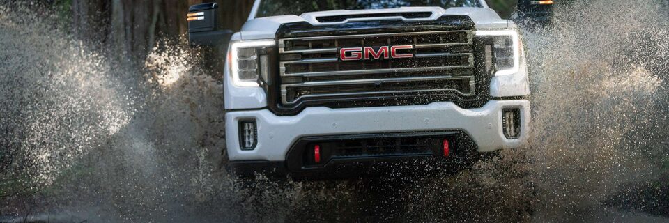 GMC Yukon AT4 2023 équipé des crochets de sauvetage rouges en option.