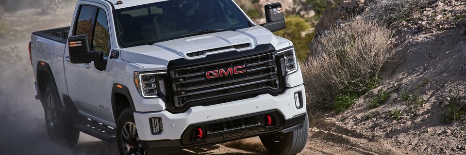Vue avant du GMC Sierra HD AT4 2023 en conduite tout-terrain.