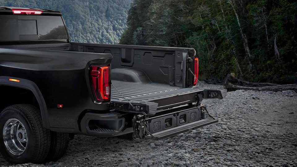 Pare-chocs arrière avec marchepied d'angle du Sierra HD Denali 2023.