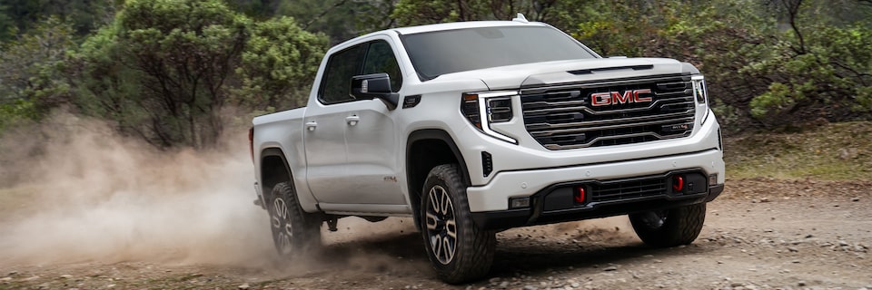 Le GMC Sierra AT4 2023 fait une embardée sur une route de terre.