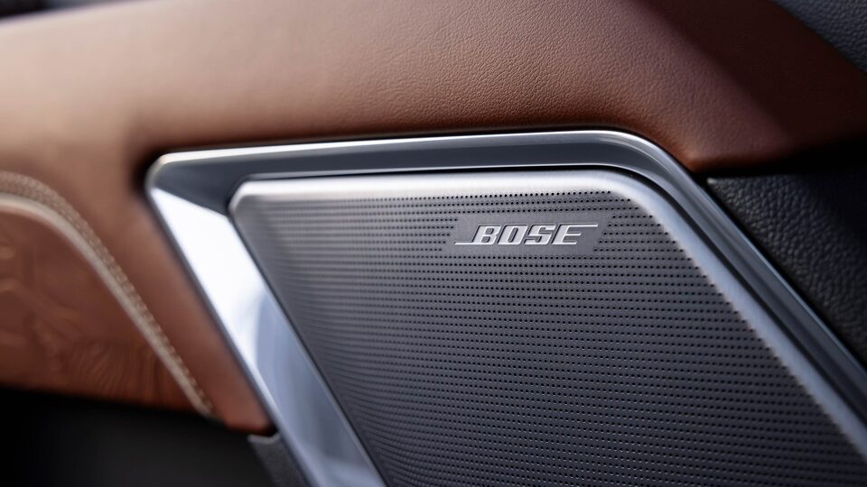 Sierra Denali Ultimate 2023 : système sonore de série haut de gamme de Bose à 12 haut-parleurs.