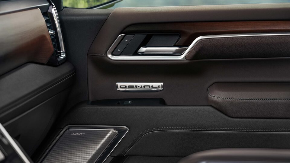 2023 Sierra 1500 Denali: Door handle.