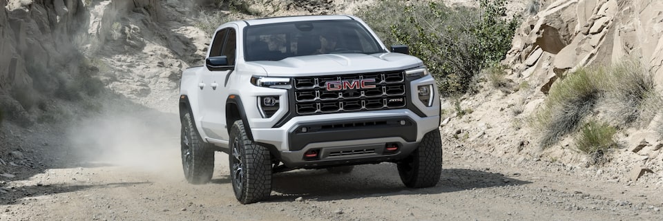 Le GMC Sierra AT4 2023 sur une route de terre à flanc de colline.