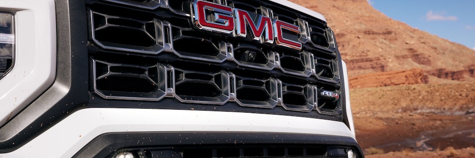 Vue rapprochée de la calandre en chrome noir du GMC Sierra AT4 2023.