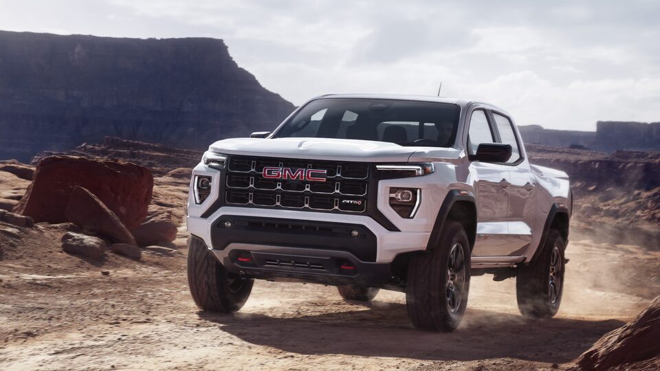 GMC Canyon AT4 2023 sur un terrain accidenté.