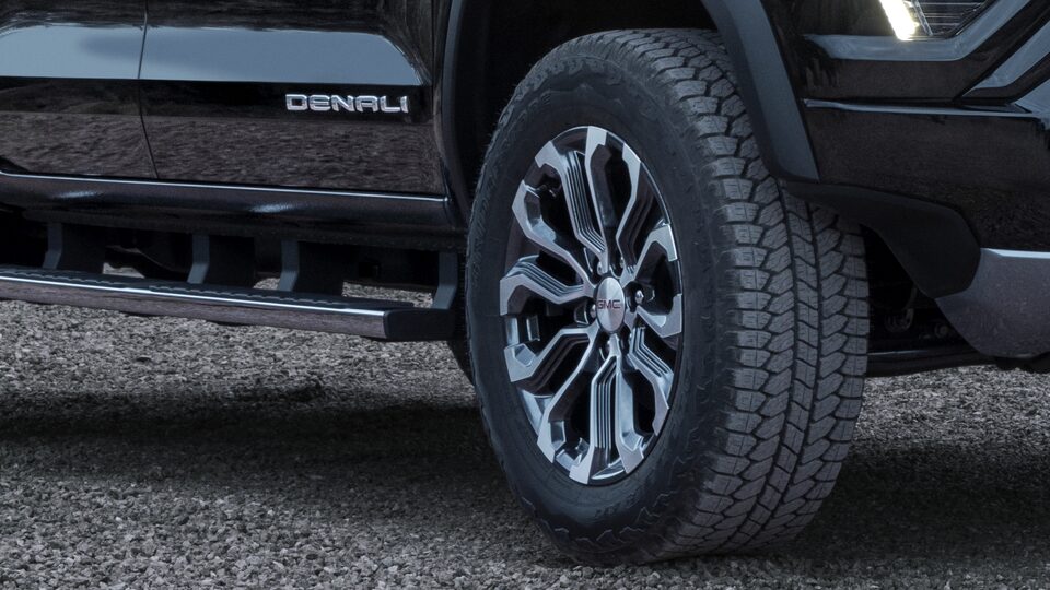 Pneu du GMC Canyon Denali 2023.
