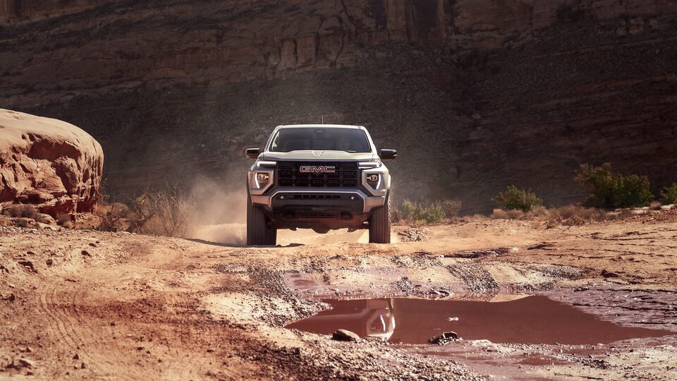 GMC Canyon 2023 sur un terrain accidenté.