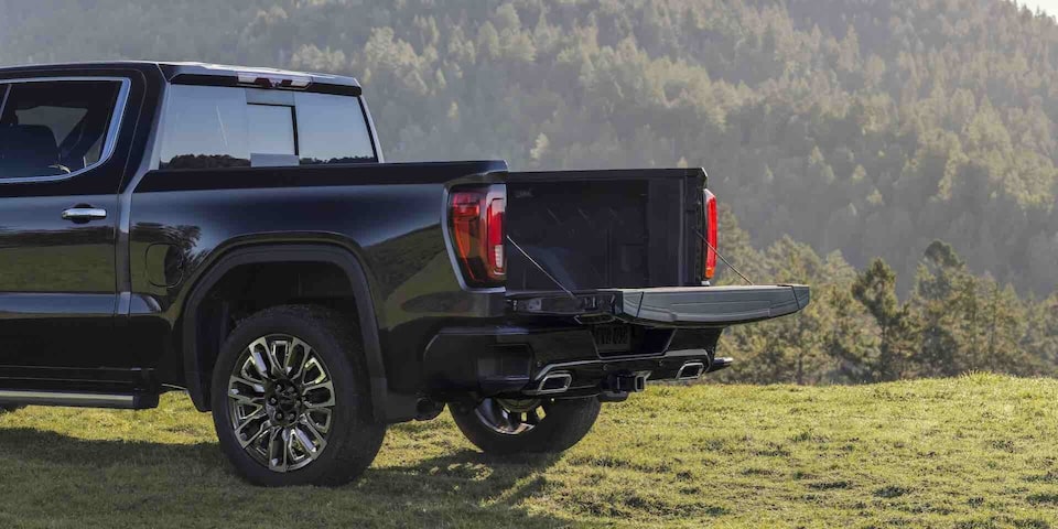 Lowering the MultiPro Tailgate of the 2024 GMC Sierra 1500 AT4.