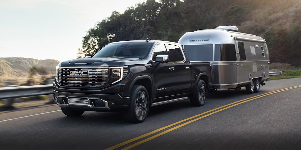 Une remorque attelée au GMC Sierra 1500 2024 sur la route.
