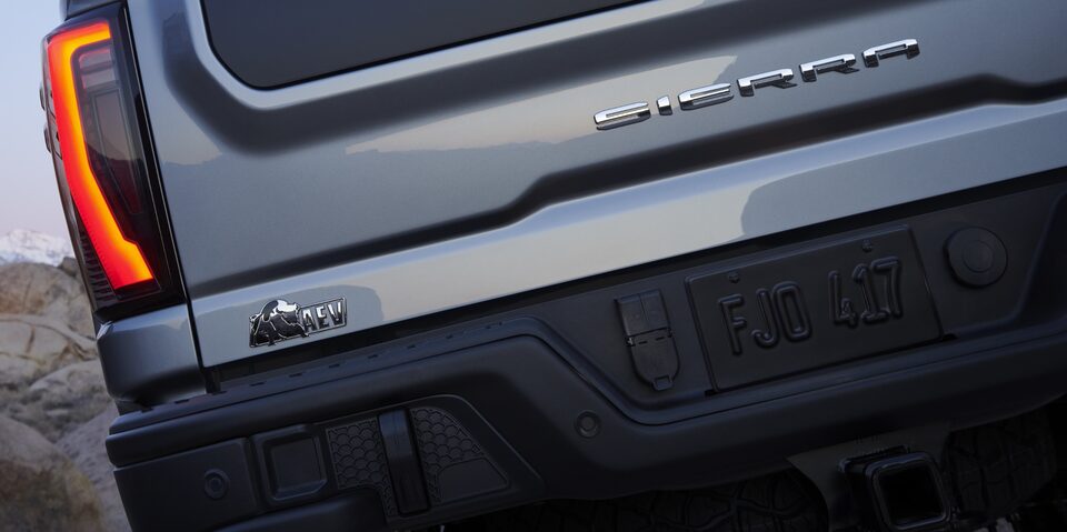 Emblème AEV du GMC Sierra HD AT4X 2024 édition AEV.