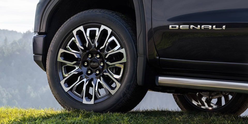 Chrome-accented wheels of the 2024 GMC Sierra 1500 Denali.