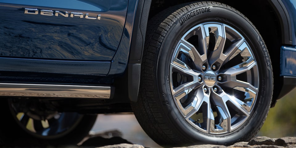 Les roues en aluminium poli du GMC Sierra 1500 Denali 2024.