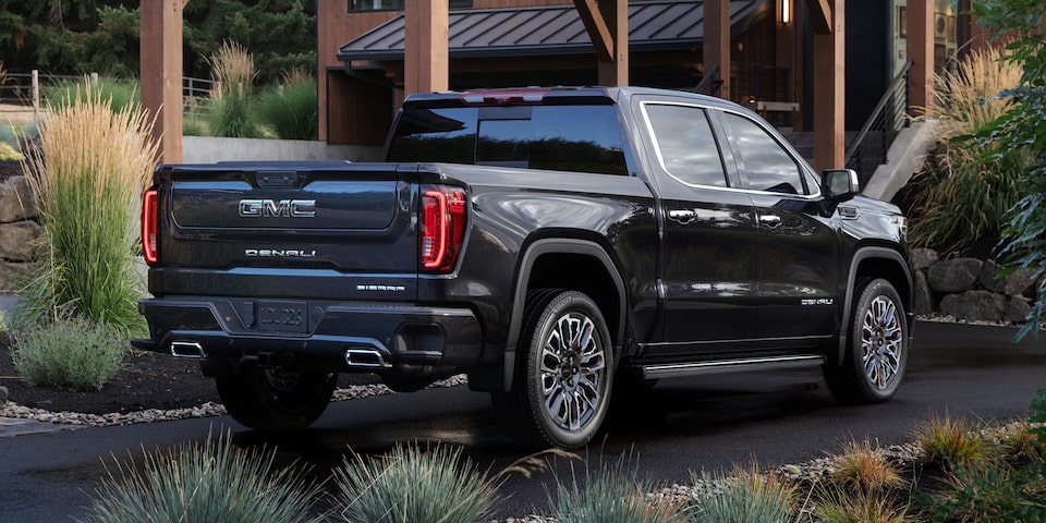 Vue latérale arrière du GMC Sierra 1500 Denali Ultimate 2024.