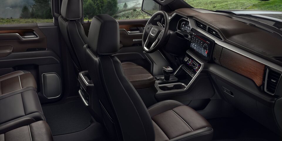 Habitacle spacieux du GMC Sierra 1500 Denali 2024.