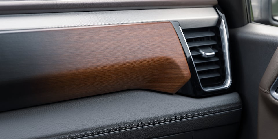 L’habitacle à détails en noyer du GMC Sierra 1500 Denali 2024.