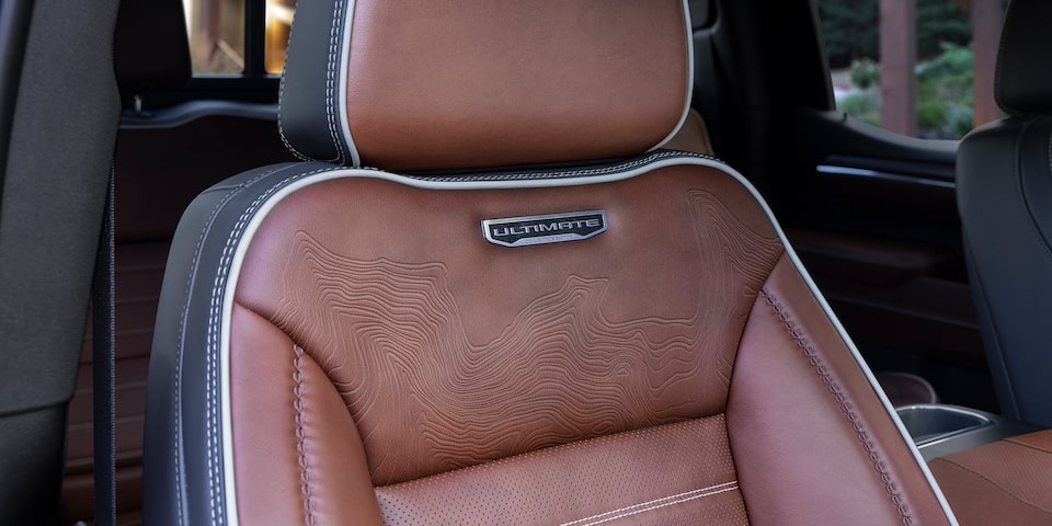 Sièges en cuir pleine fleur ornés de surpiqûres contrastantes tressées du GMC Sierra 1500 Denali 2024.