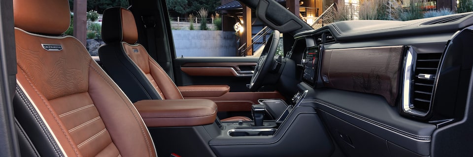 L’habitacle luxueux ombre alpine du GMC Sierra 1500 Denali 2024.