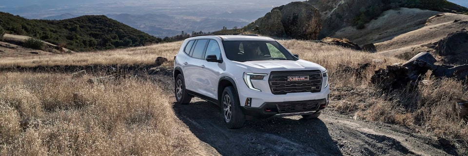 Vue avant du GMC Acadia AT4 2024 en conduite tout-terrain.