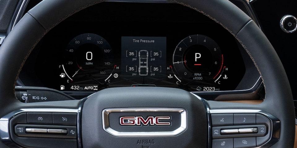 Vue rapprochée du volant du GMC Canyon AT4 2025.