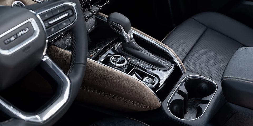 La console centrale du GMC Canyon 2025 vue par le conducteur.
