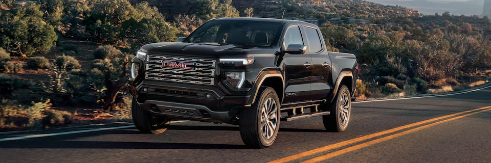 Le GMC Canyon Denali 2025 en mouvement seul sur la route.