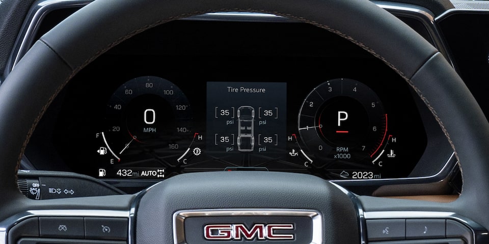Vue rapprochée du système d’infodivertissement de 11 po en diagonale du GMC Canyon Denali 2025.