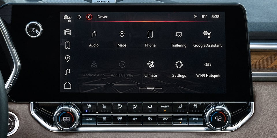 Vue rapprochée de l’écran du système d’infodivertissement du GMC Canyon Denali 2025.