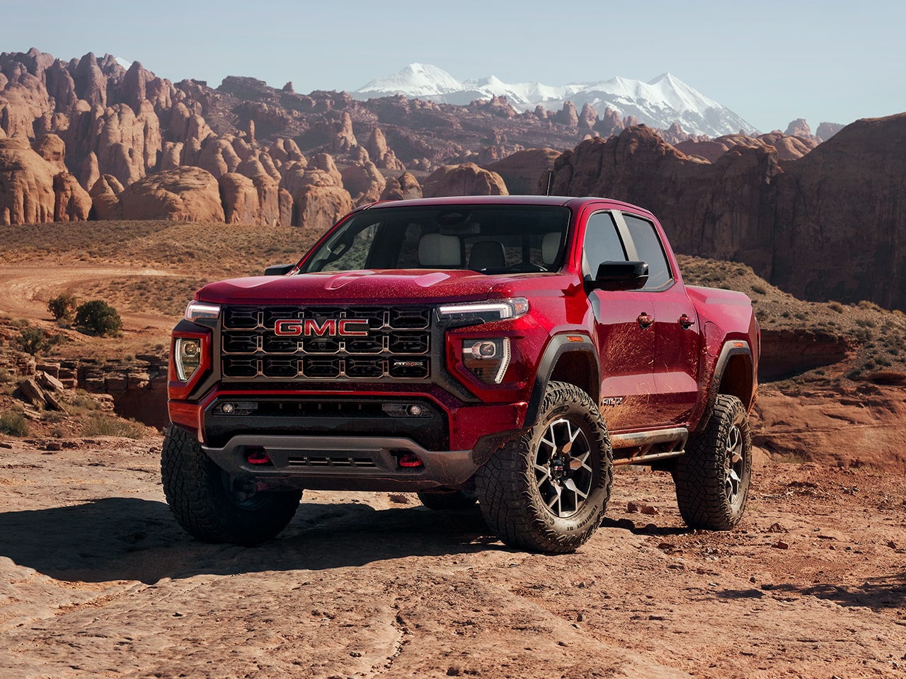 Le GMC Canyon AT4X 2026 stationné seul sur un terrain rocailleux.