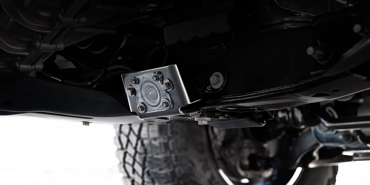 Vue rapprochée d’une caméra attachée au dessous de caisse du GMC Canyon AT4 2026.
