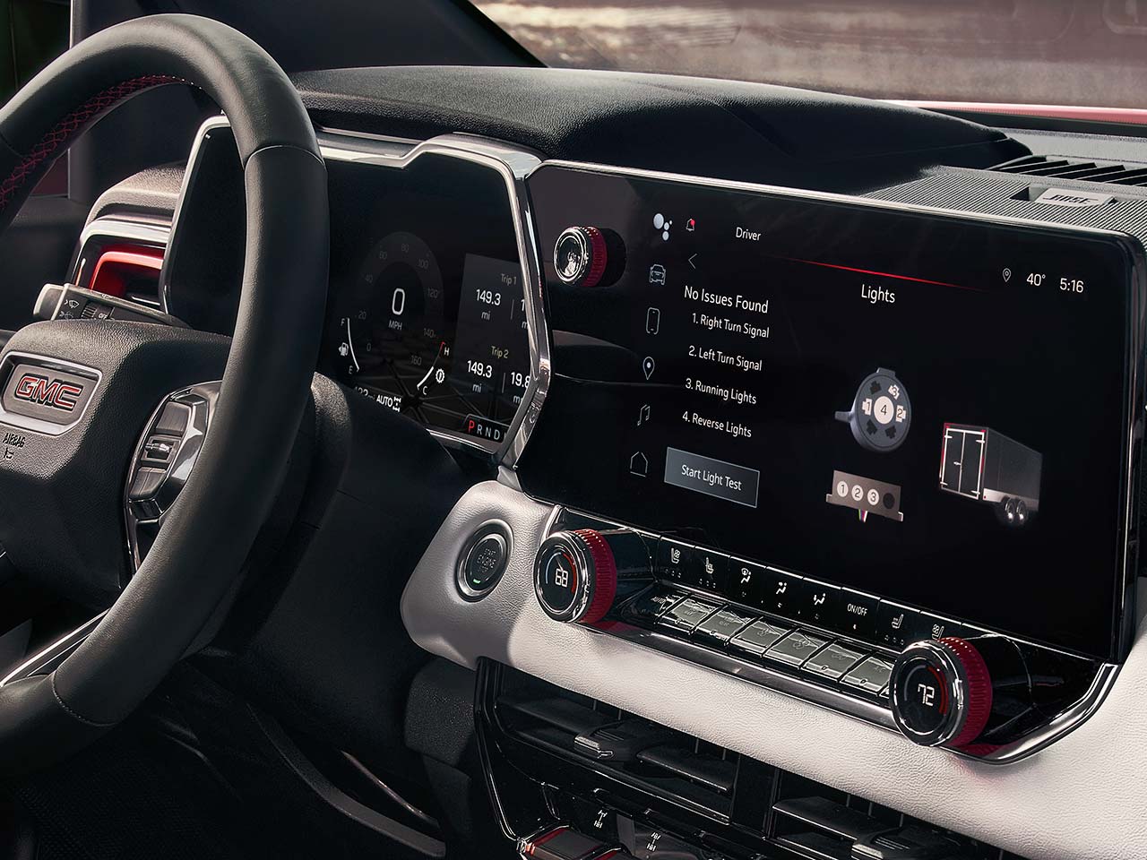 L’habitacle côté conducteur du GMC Canyon AT4X 2026 vu par le passager avant.