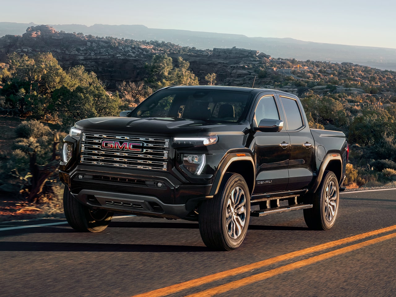 Le GMC Canyon Denali 2026 en mouvement seul sur la route.