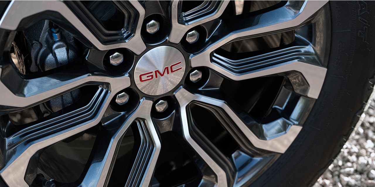 Vue rapprochée des roues élégantes du GMC Canyon Denali 2026.