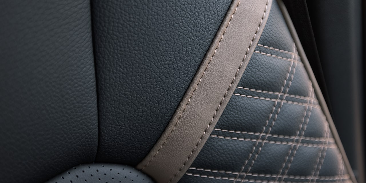 Vue rapprochée des surpiqûres haut de gamme des sièges du GMC Canyon Denali 2026.