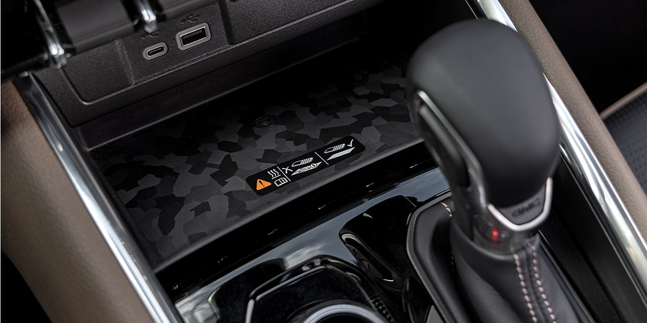 Le point de recharge sans fil en option du GMC Canyon Denali 2026.